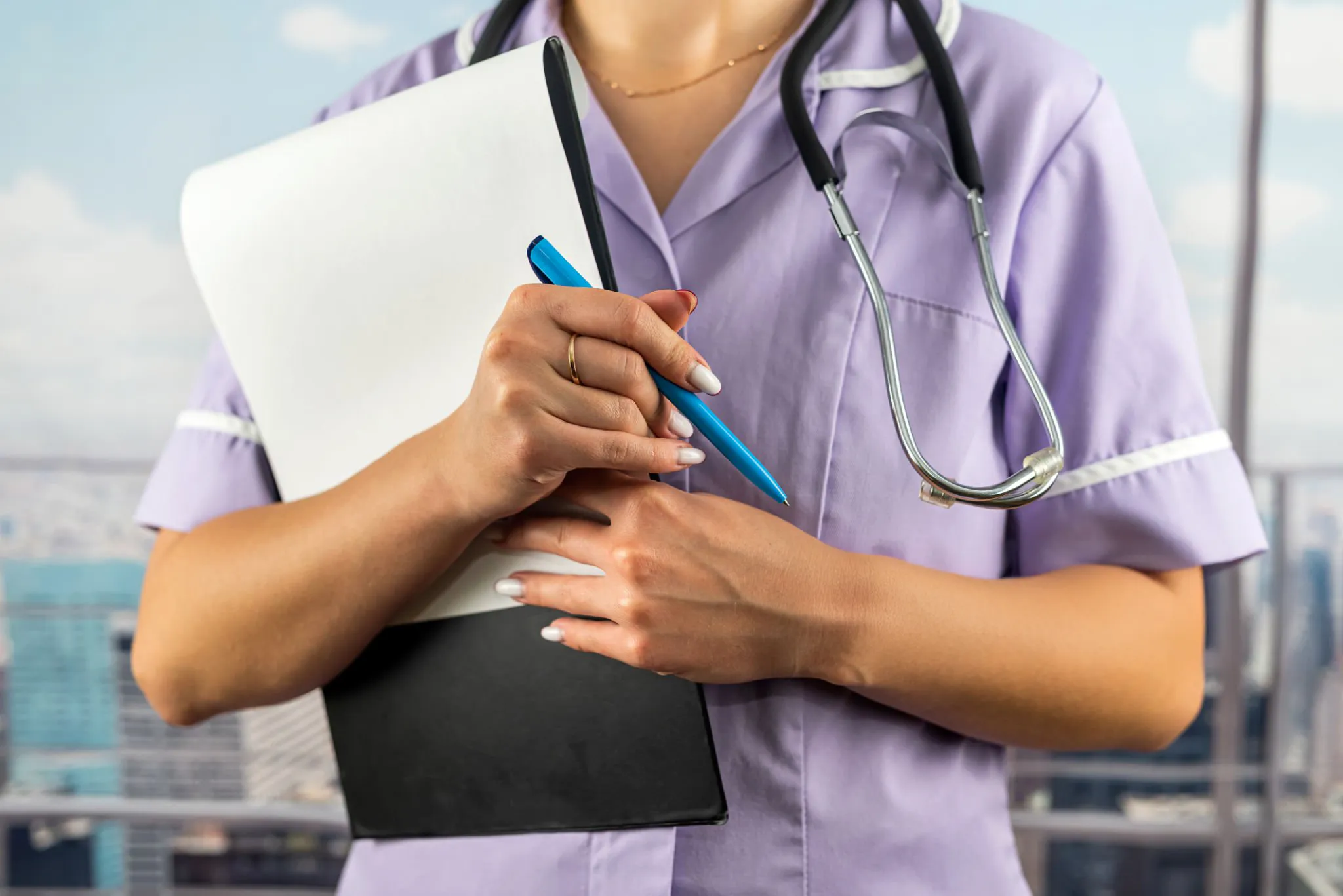 Enfermera con equipo médico