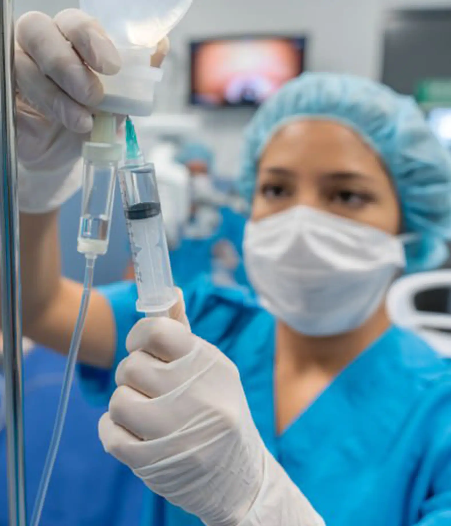 Enfermero general realizando un procedimiento médico